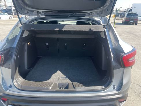 Used 2025 Chevrolet Trax LT w/ LT Convenience Package image 32