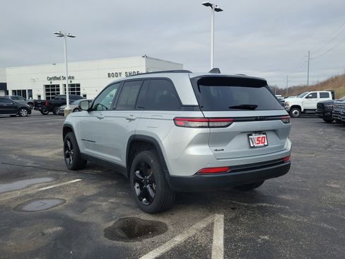 Used 2023 Jeep Grand Cherokee Altitude image 7