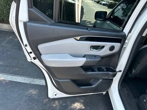 Used 2025 Honda Pilot Touring image 12