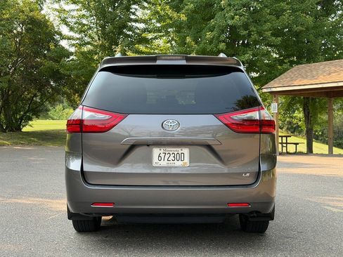 Used 2020 Toyota Sienna LE FWD image 4