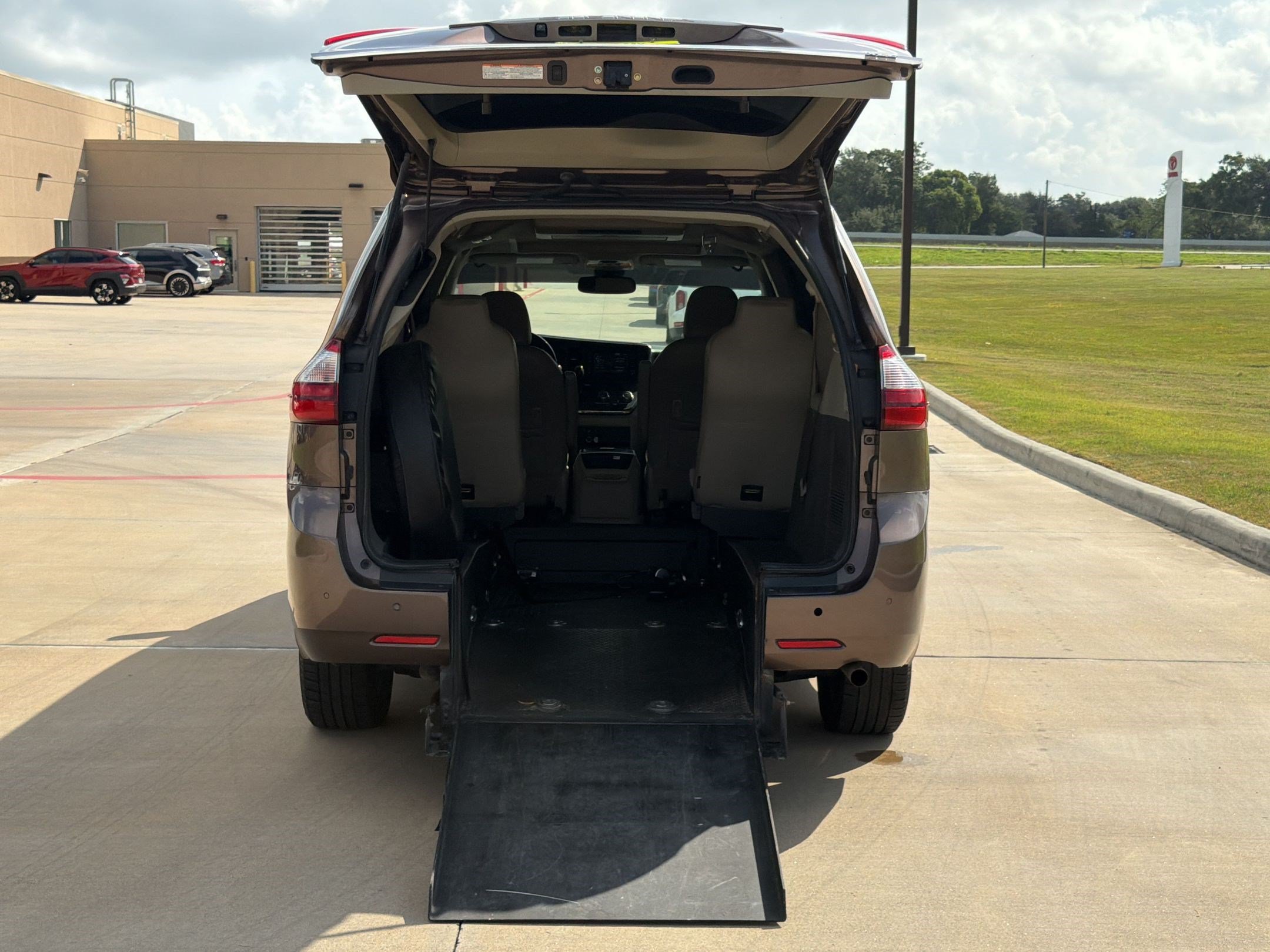 Used 2019 Toyota Sienna XLE Premium FWD image 21