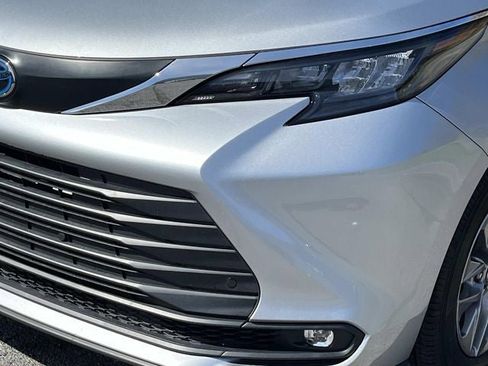 Used 2025 Toyota Sienna XLE image 10