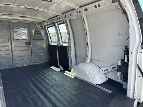 Used 2017 Chevrolet Express 2500 image 26