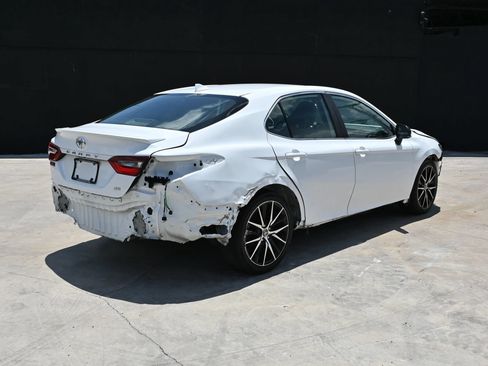 Used 2022 Toyota Camry SE FWD image 3