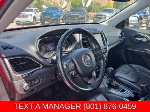 Used 2019 Jeep Cherokee Trailhawk w/ Comfort/Convenience Group AWD/4WD image 12