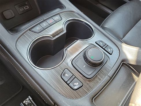 Used 2023 GMC Acadia SLT image 28