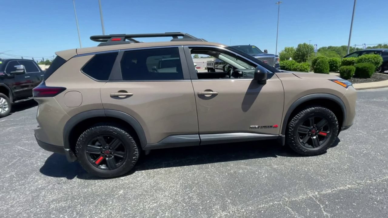 Used 2025 Nissan Rogue SV AWD/4WD image 8