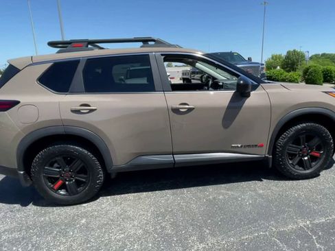 Used 2025 Nissan Rogue SV AWD/4WD image 8