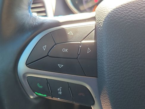 Used 2019 Jeep Grand Cherokee Laredo image 17