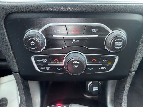 Used 2017 Dodge Charger SE image 10