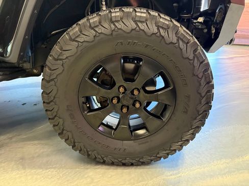 Used 2018 Jeep Wrangler Unlimited Sahara w/ Dual Top Group AWD/4WD image 31