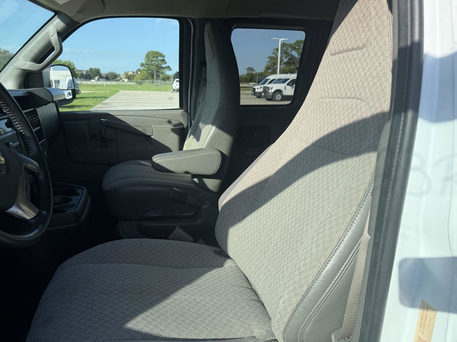 Used 2021 Chevrolet Express 2500 LT w/ LT Preferred Equipment Group RWD image 2