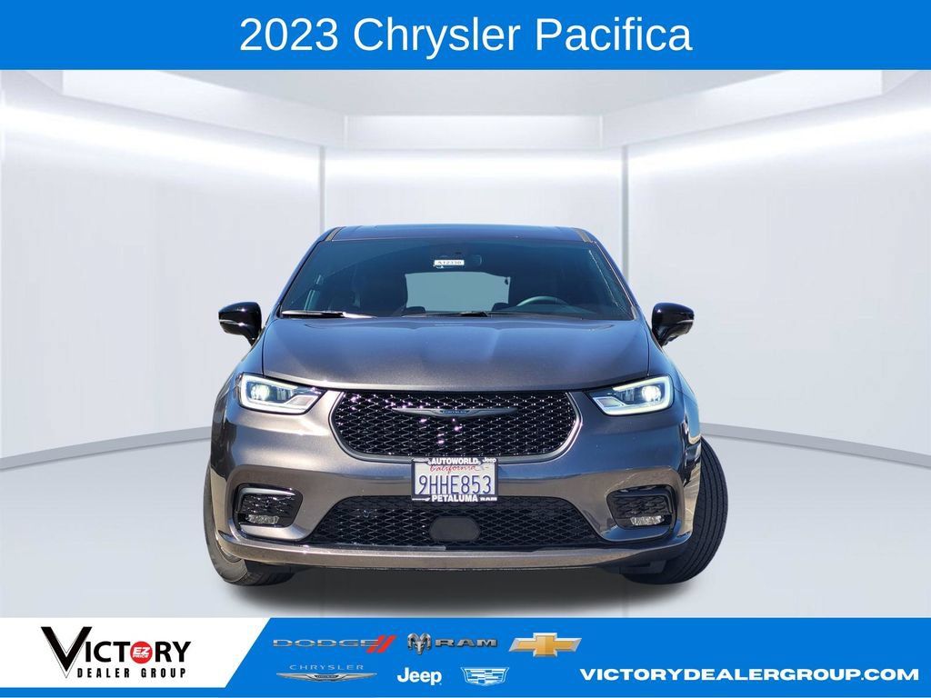 Used 2023 Chrysler Pacifica Limited w/ Uconnect Theater Family Group FWD image 2