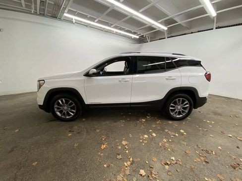 Used 2023 GMC Terrain SLT image 3