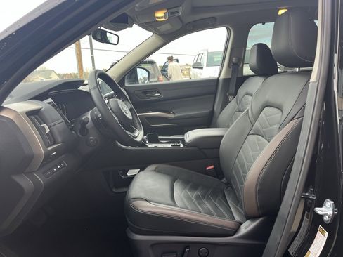 Used 2025 Nissan Pathfinder Platinum image 4