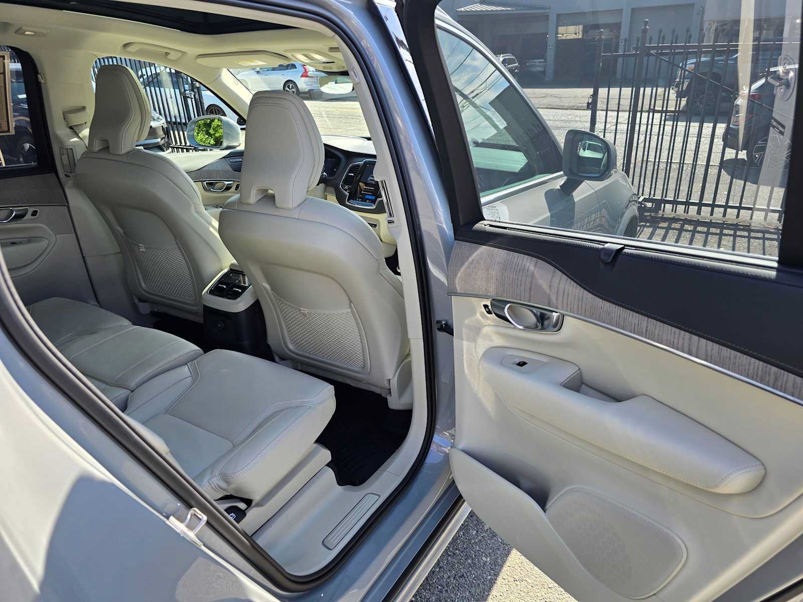 Certified 2025 Volvo XC90 T8 Ultra w/ Protection Package Premier AWD/4WD image 13