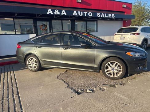 Used 2015 Ford Fusion SE w/ Equipment Group 202A image 2