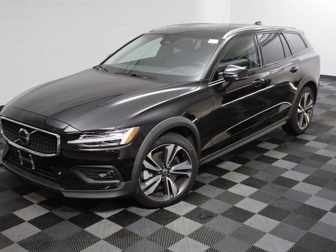 Used 2025 Volvo V60 B5 Cross Country Plus image 2