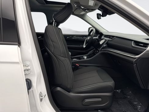 Used 2022 Jeep Grand Cherokee L Laredo w/ Luxury Tech Group I image 17