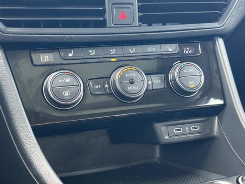 Certified 2024 Volkswagen Jetta SE image 15