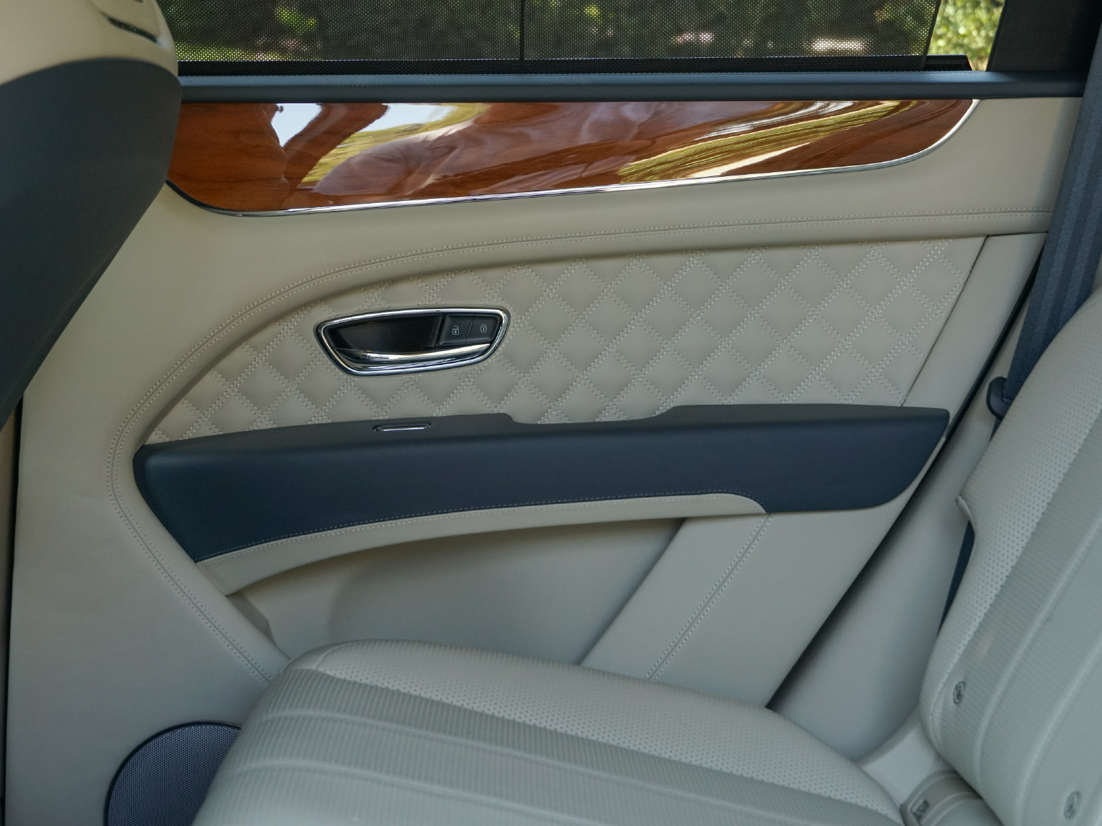 Certified 2023 Bentley Bentayga AWD/4WD image 25