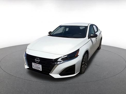 Used 2025 Nissan Altima 2.5 SV FWD image 7