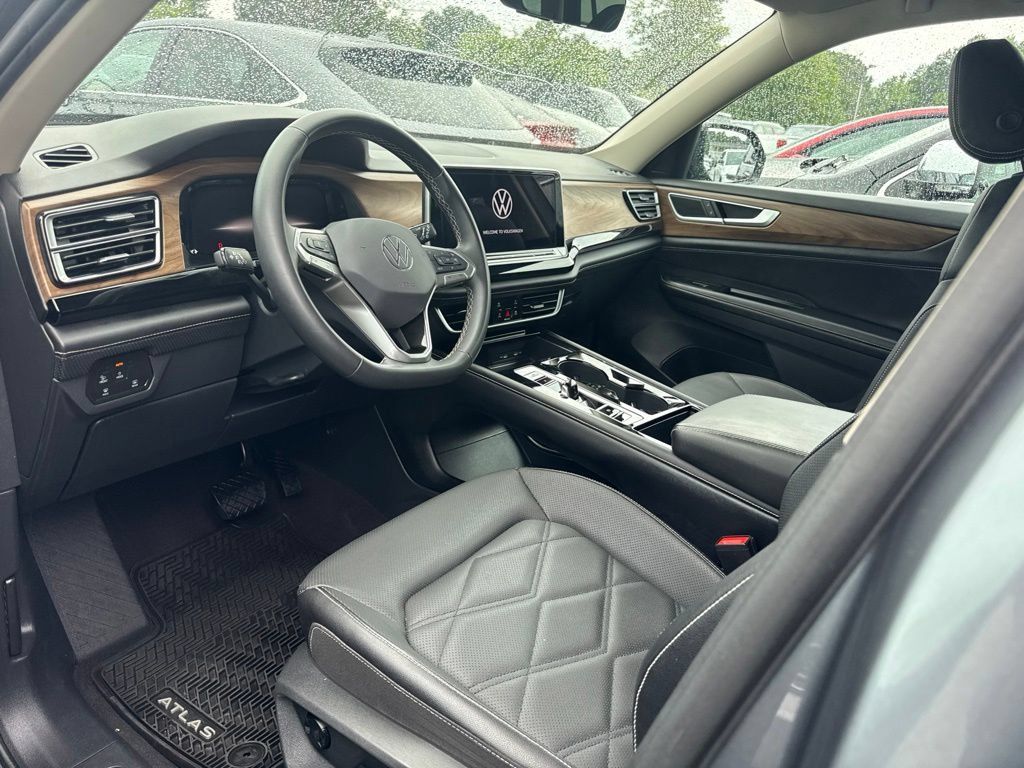 Used 2024 Volkswagen Atlas SE AWD/4WD image 3