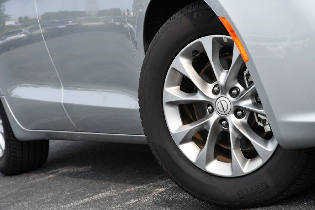 Used 2026 Chrysler Pacifica Limited FWD image 14