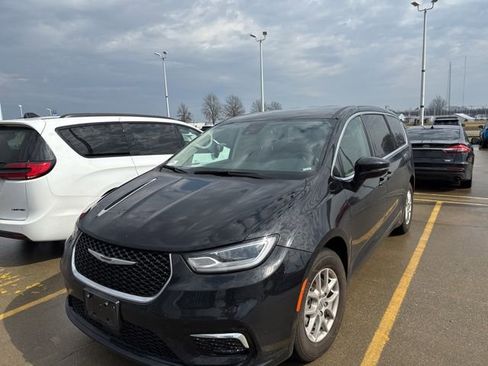 Used 2024 Chrysler Pacifica Touring-L image 2