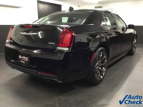 Used 2018 Chrysler 300 Touring w/ Sport Appearance Package image 10