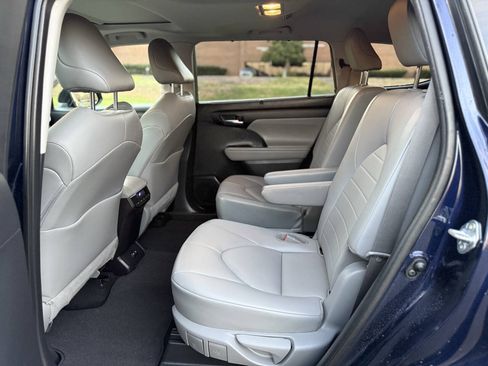 Used 2021 Toyota Highlander XLE FWD image 17