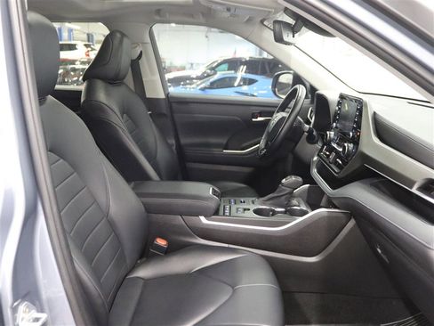 Used 2021 Toyota Highlander XLE AWD/4WD image 30