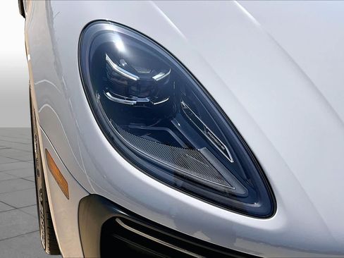 Used 2023 Porsche Macan AWD/4WD image 28