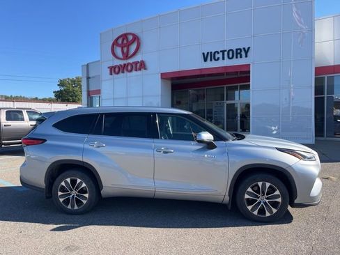 Used 2021 Toyota Highlander XLE image 3