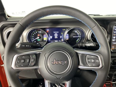 Used 2023 Jeep Wrangler Unlimited Rubicon 4xe AWD/4WD image 21