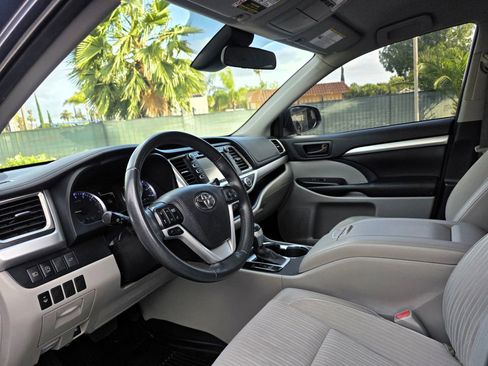 Used 2019 Toyota Highlander Plus FWD image 5