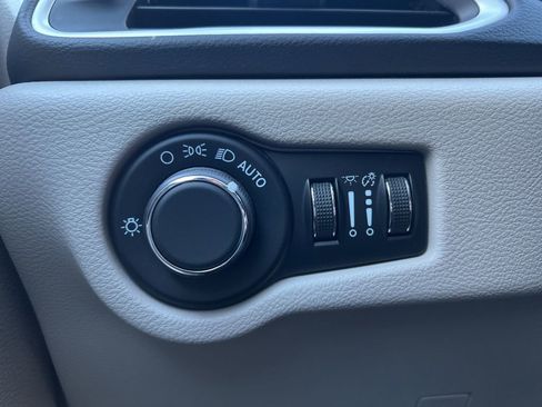 Used 2023 Chrysler Voyager LX image 15