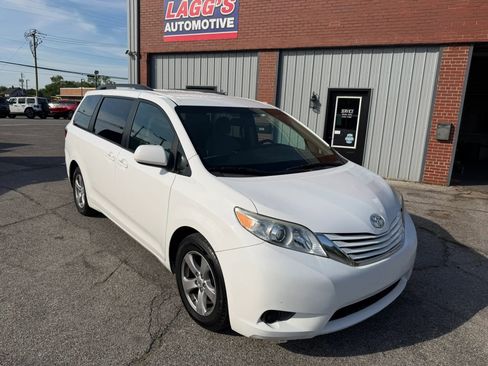 Used 2017 Toyota Sienna LE FWD image 2