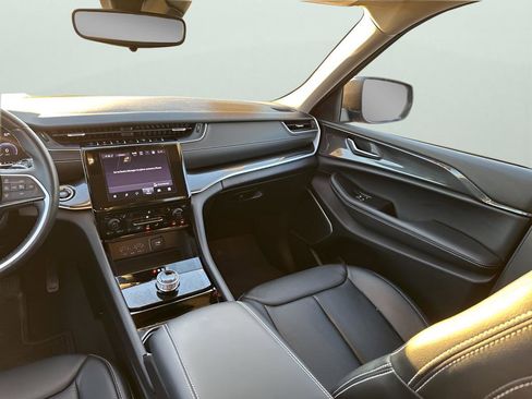 Used 2022 Jeep Grand Cherokee Laredo w/ Luxury Tech Group I image 24