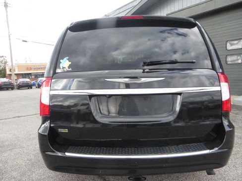 Used 2015 Chrysler Town & Country Touring w/ Driver Convenience Group image 8