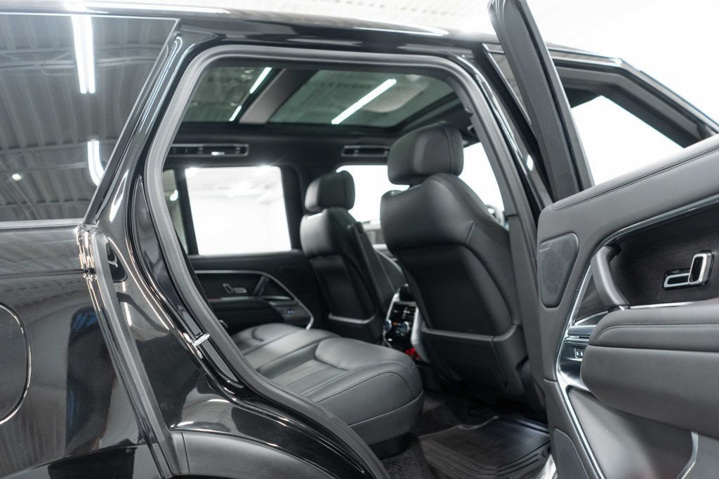 Used 2025 Land Rover Range Rover SE AWD/4WD image 12