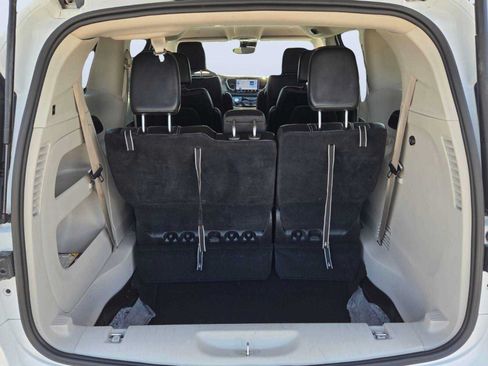 Used 2023 Chrysler Pacifica Touring-L FWD image 10
