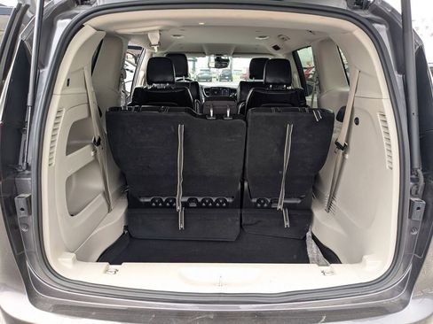 Used 2023 Chrysler Pacifica Touring-L image 24