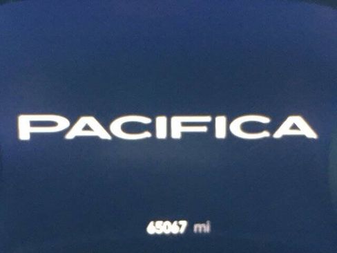 Used 2024 Chrysler Pacifica Touring-L FWD image 19