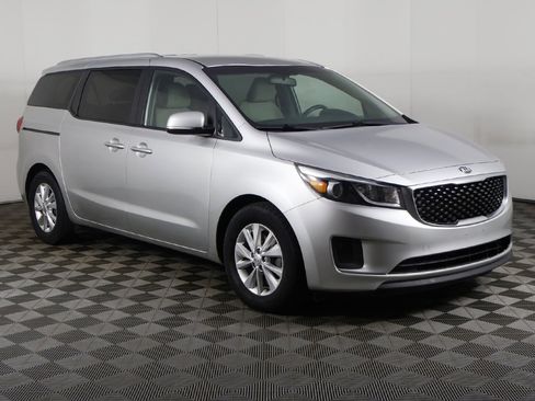 Used 2016 Kia Sedona LX image 2