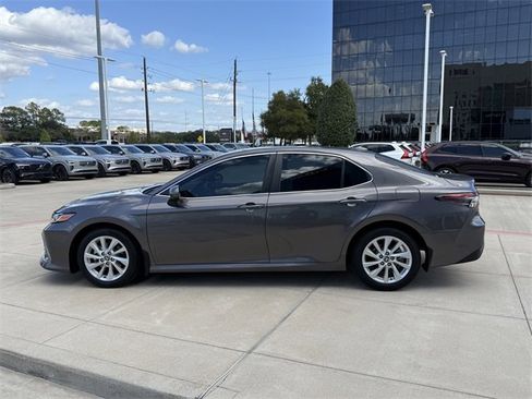 Used 2022 Toyota Camry LE image 4
