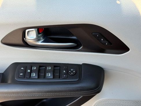 Used 2020 Chrysler Pacifica Limited FWD image 20