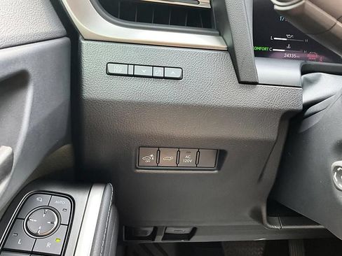 Used 2024 Lexus GX 550 AWD/4WD image 17
