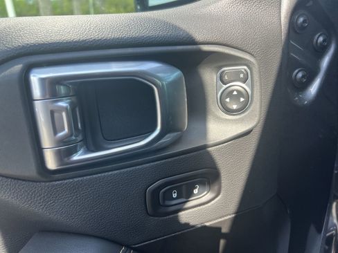 Used 2025 Jeep Gladiator Sport image 15