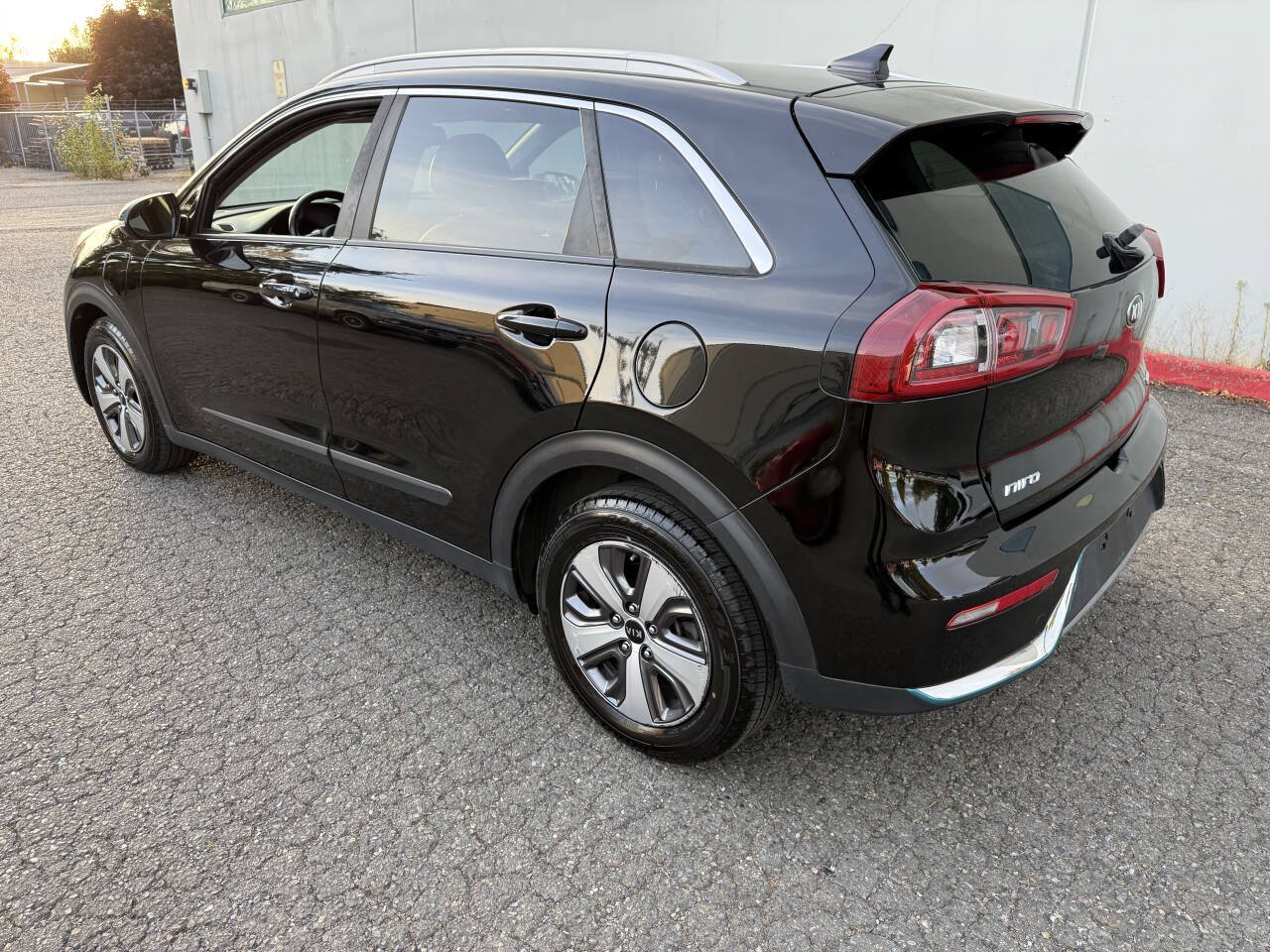 Used 2018 Kia Niro EX FWD image 6